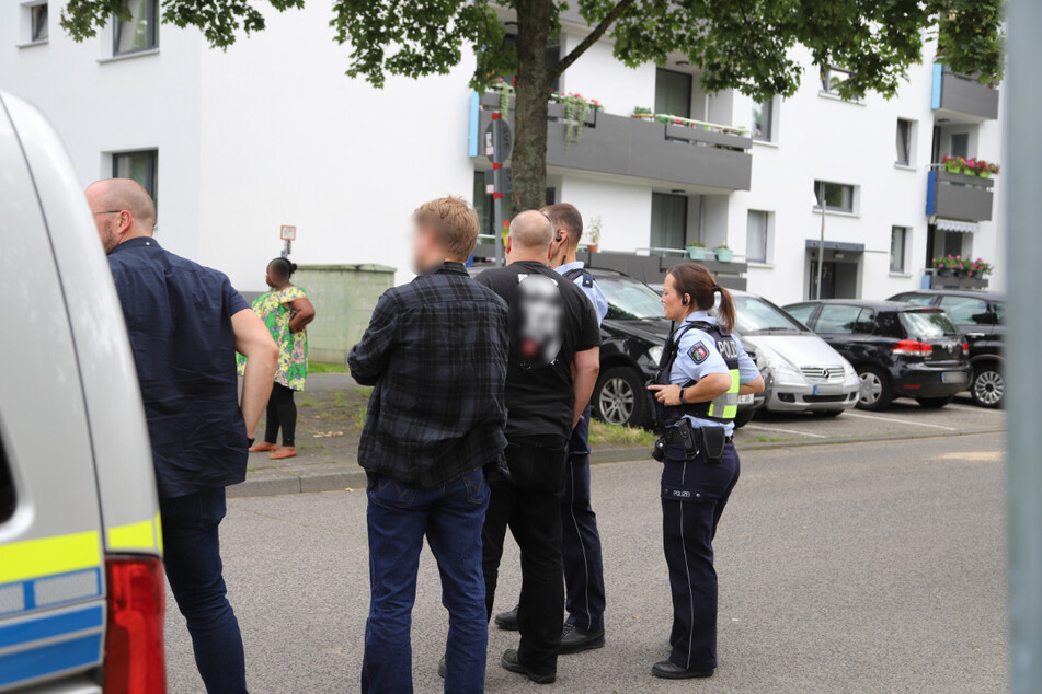 Der Polizist musste Warnschüsse abgegeben. Die Lage am Einsatzort sei gesichert, hieß es.