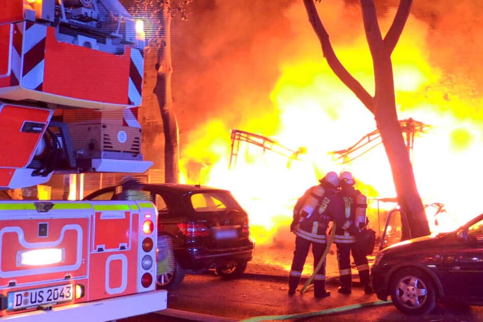 Als die ersten Feuerwehr eingetroffen waren, stand der Imbiss-Wagen bereits komplett in Flammen.
