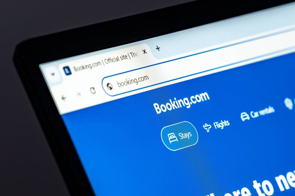 Hotels, Flüge und Reisen werden heute oft über Plattformen wie "Booking.com" gebucht. Doch offenbar fließen bei manchen Anbietern Kundendaten ab.