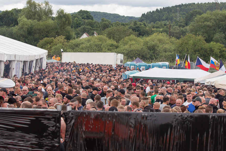 Tausende Rechte tummeln sich auf dem Festivalgelände. Die Veranstalter mussten sogar das Gelände erweitern.