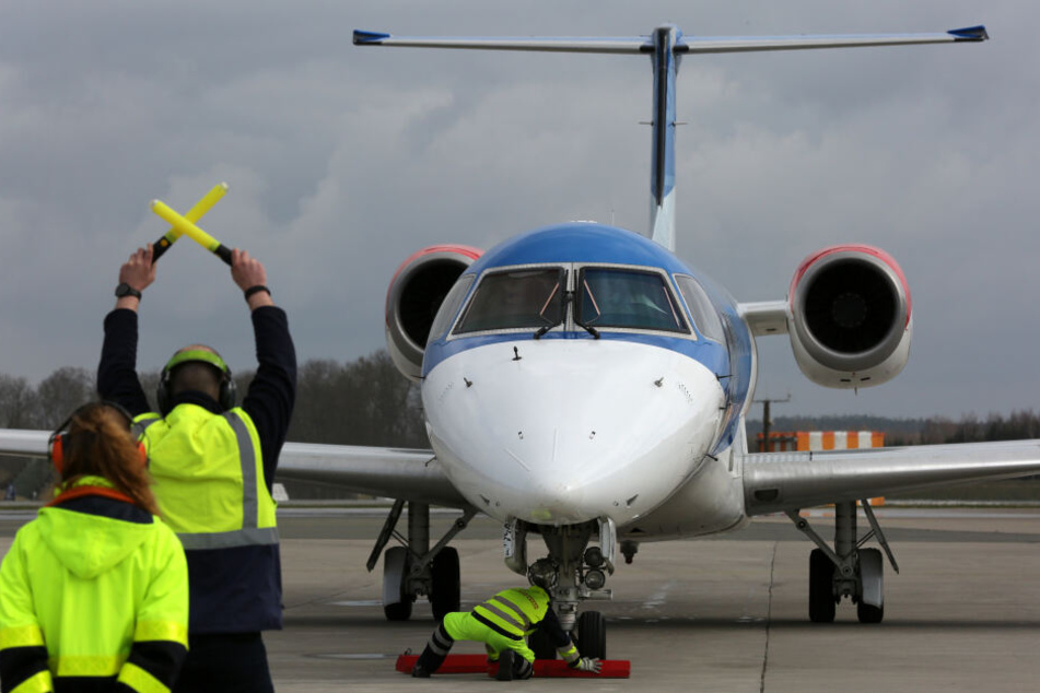 Ein Flugzeug landet auf dem Flughafen Rostock-Laage.