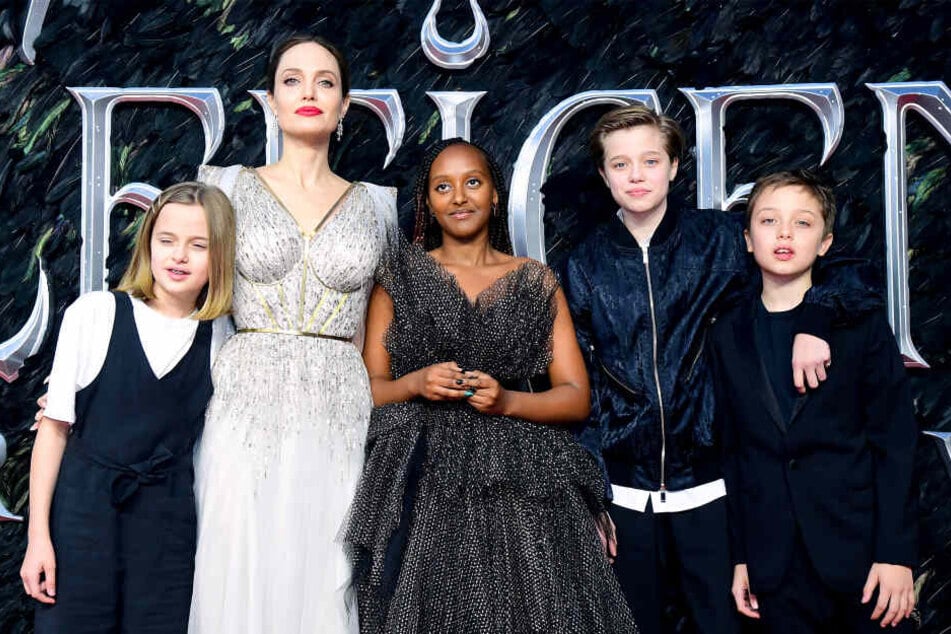 Angelina Jolie zusammen mit ihren Kindern (links nach rechts) Vivienne Marcheline, Zahara Marley, Shiloh Nouvel und Knox Leon Jolie-Pitt.