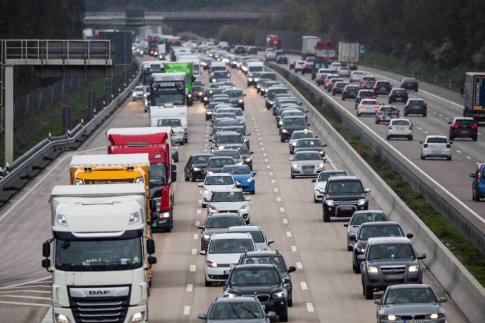 Der Verkehr staut sich auf der Autobahn.