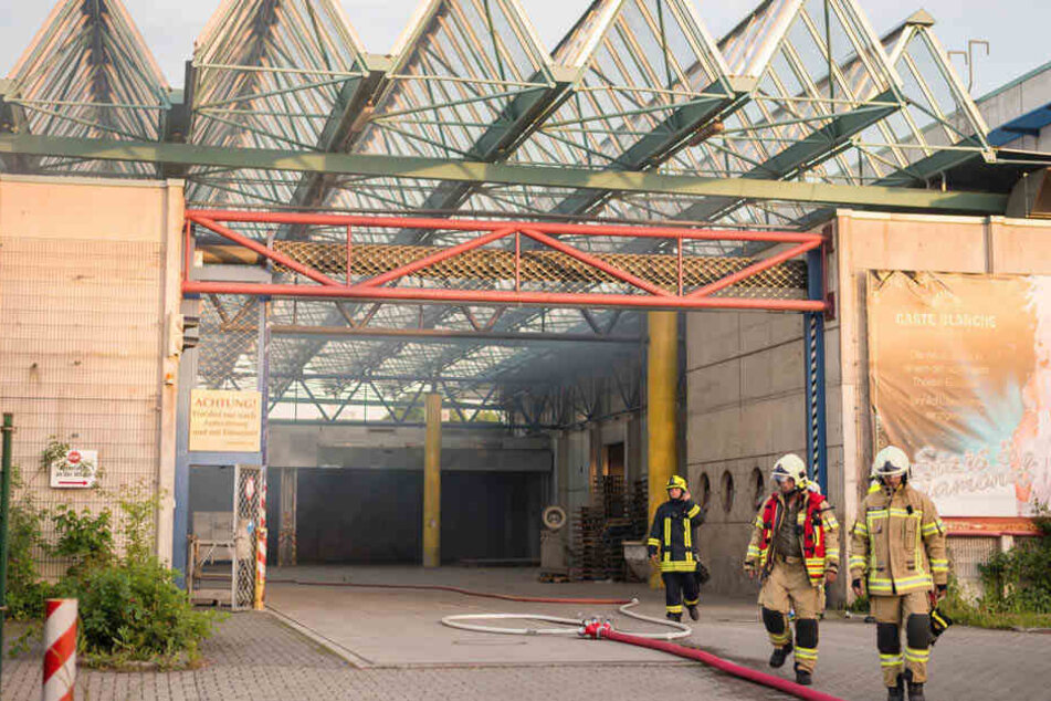 In einer Recycling-Firma in Ottendorf-Okrilla brach am Sonntagabend ein Feuer aus.