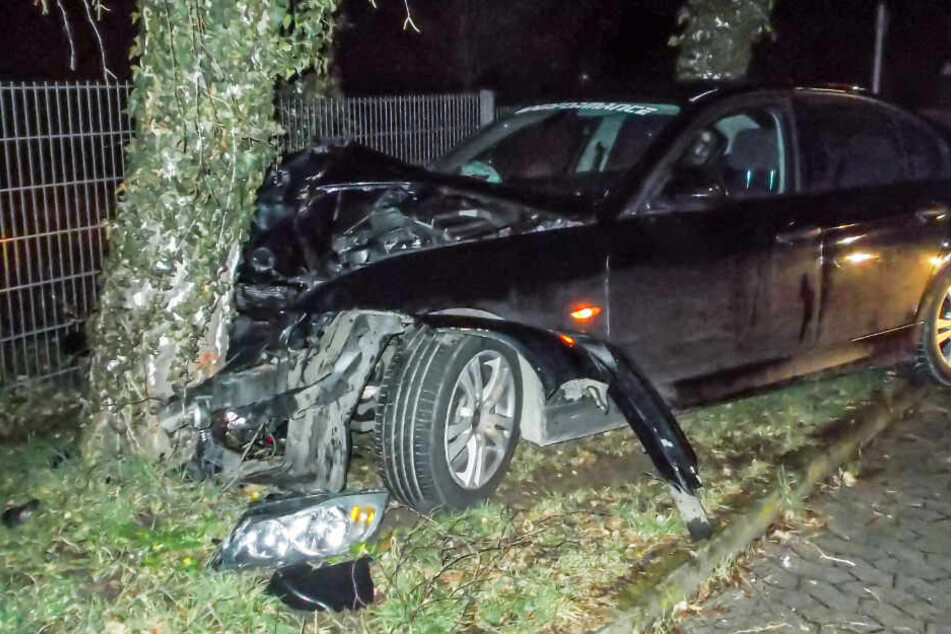 Das Foto zeigt das Wrack des 3er BMWs auf dem Parkplatz der Stadthalle von Friedberg.