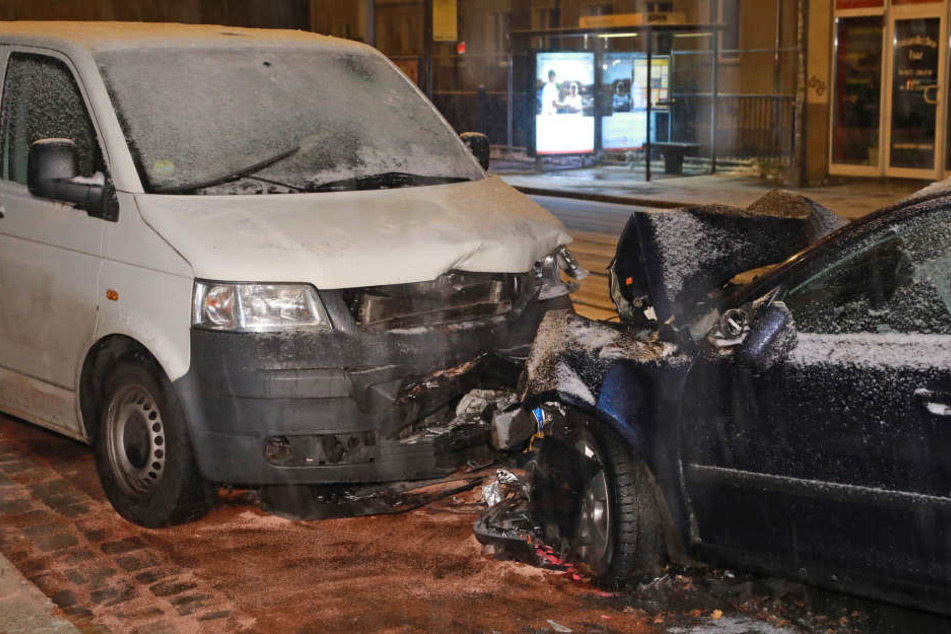 Der Fahrer des VW (66) und ein Beifahrer des Skoda Octavia wurden schwer verletzt.