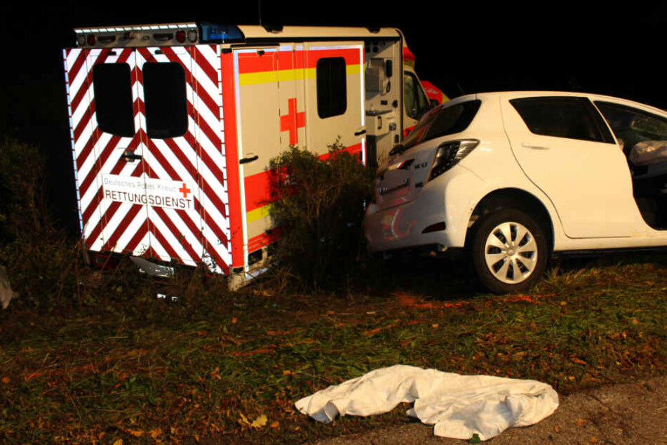 Die Fahrerin des weißen Autos nahm dem Rettungswagen die Vorfahrt.
