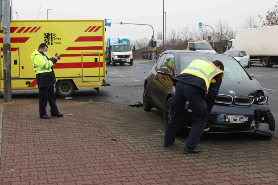 Unfall in Dresden-Prohlis: Zwei Verletzte nach Crash zwischen BMW und Audi