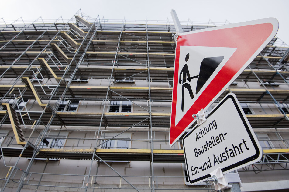Ein Arbeiter (†66) ist bei dem Zusammenbruch eines Baugerüsts ums Leben gekommen. (Symbolbild)