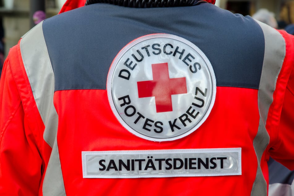 Auch der Rettungsdienst war immer wieder gefordert. So verletzte sich ein 36-Jähriger in Naumburg beim Zünden einer Batterie schwer und musste ins Krankenhaus gebracht werden. (Symbolbild)