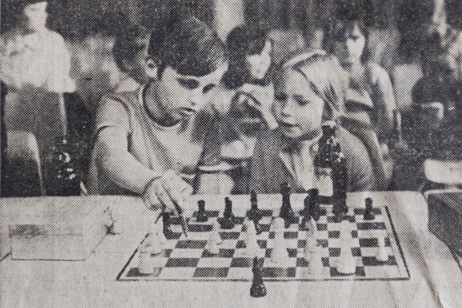 972 spielt Andrea Hafenstein (r.) bei der DDR-Pioniermeisterschaft gegen Bernd Salewski - beide kämpften später in der Bundesliga.