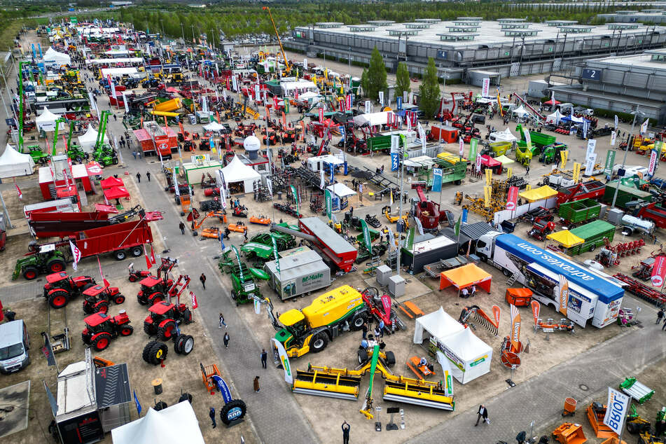 Auf der agra-Landwirtschaftsausstellung auf der Leipziger Messe begeistern Aussteller mit mächtigen Landwirtschaftsmaschinen.