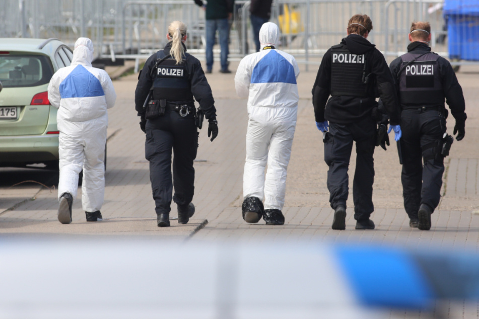 Polizeibeamte sichern in der Zentralen Anlaufstelle für Asylsuchende (ZASt) einen Polizeieinsatz ab.