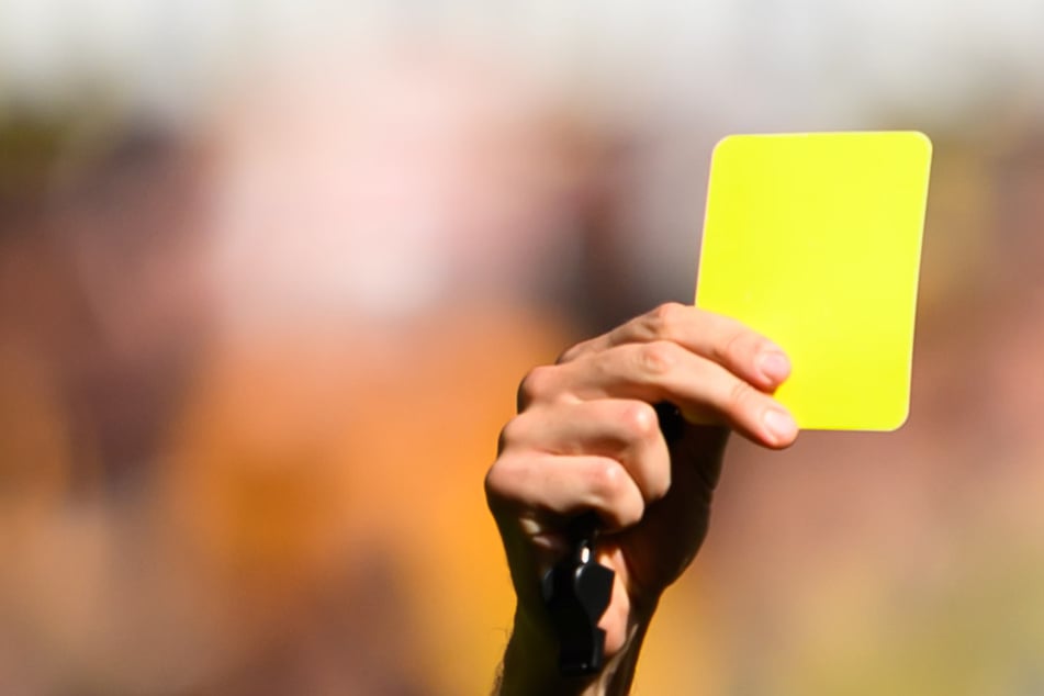 Streit um Gelbe Karte eskaliert: Zuschauer attackiert Kontrahenten bei Kreisliga-Partie