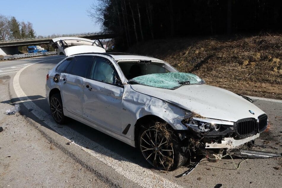 Von dem BMW blieb nach dem Unfall auf der A3 nur ein Wrack übrig.