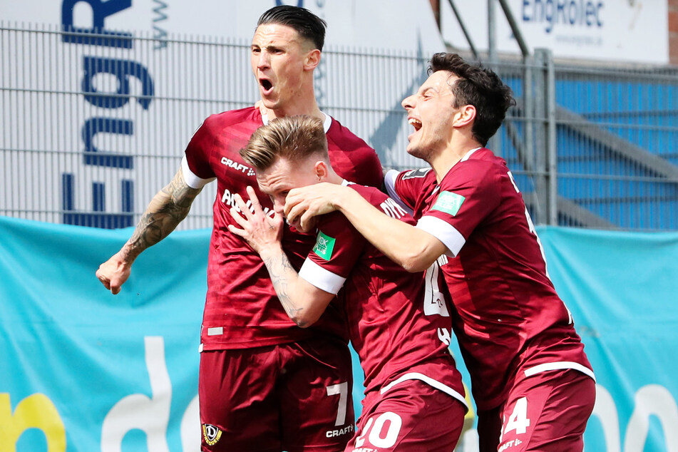 Panagiotis Vlachodimos (29, l.) jubelt mit Julius Kade (21) und Philipp Hosiner (31, r.).