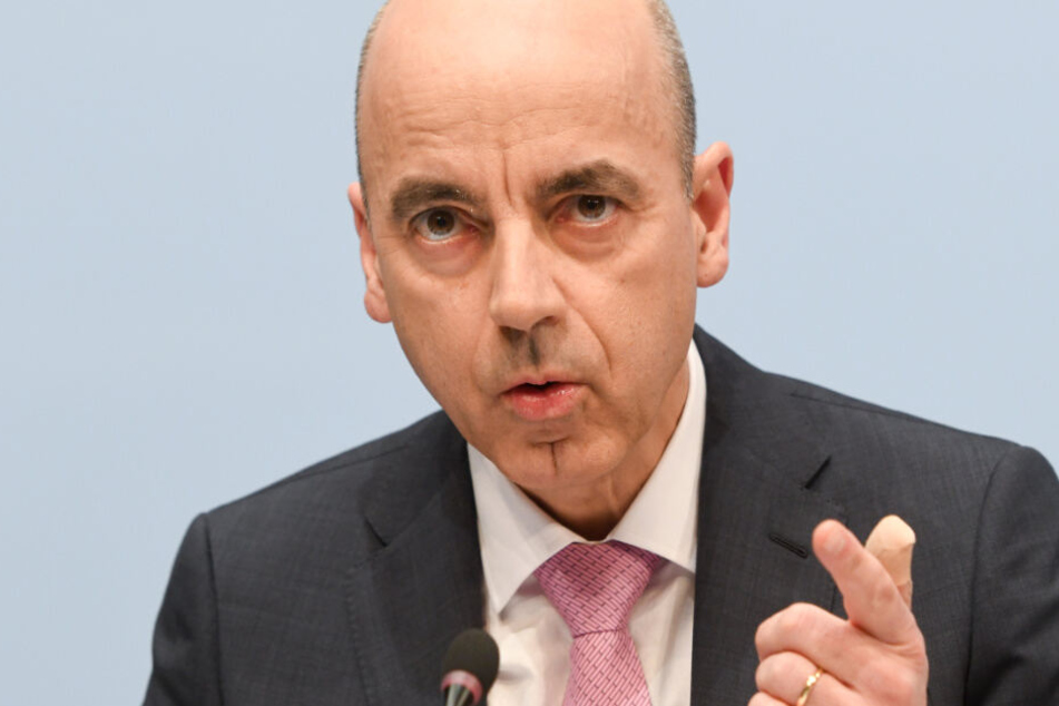 Nicolas Peter, Finanzvorstand der BMW AG, will mehr Luxus-Autos verkaufen um E-Autos zu finanzieren.