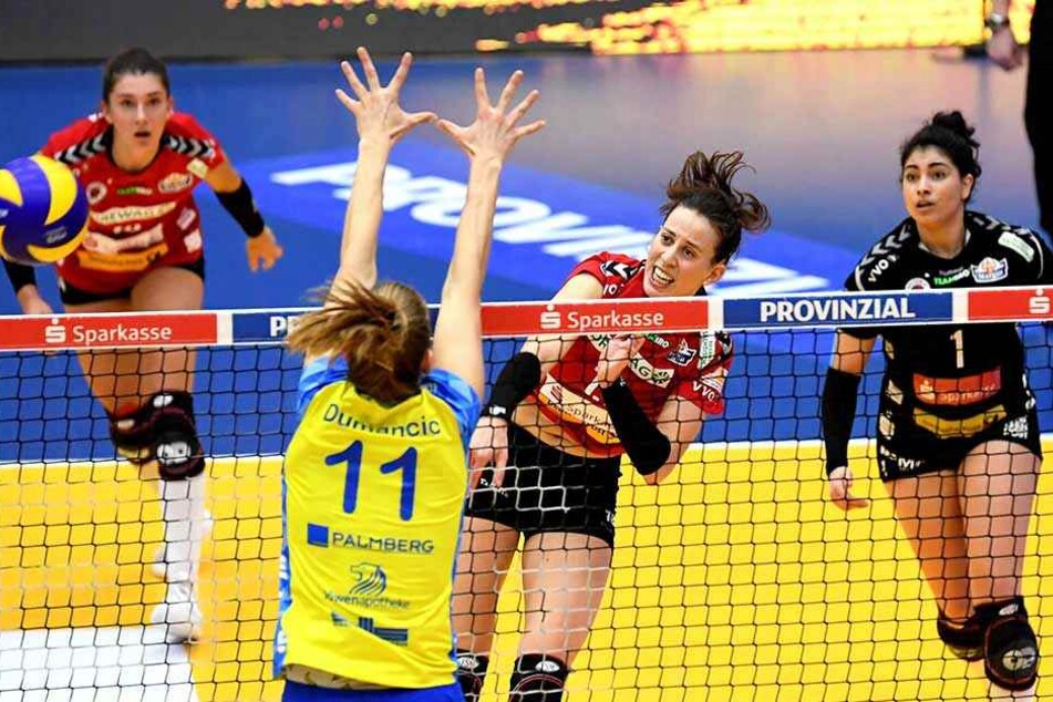 Maria Segura (8 Punkte) im Angriff gegen Schwerins Beta Dumancic. Nikola Radosova (l.) und Amanda Benson beobachten die Szene.