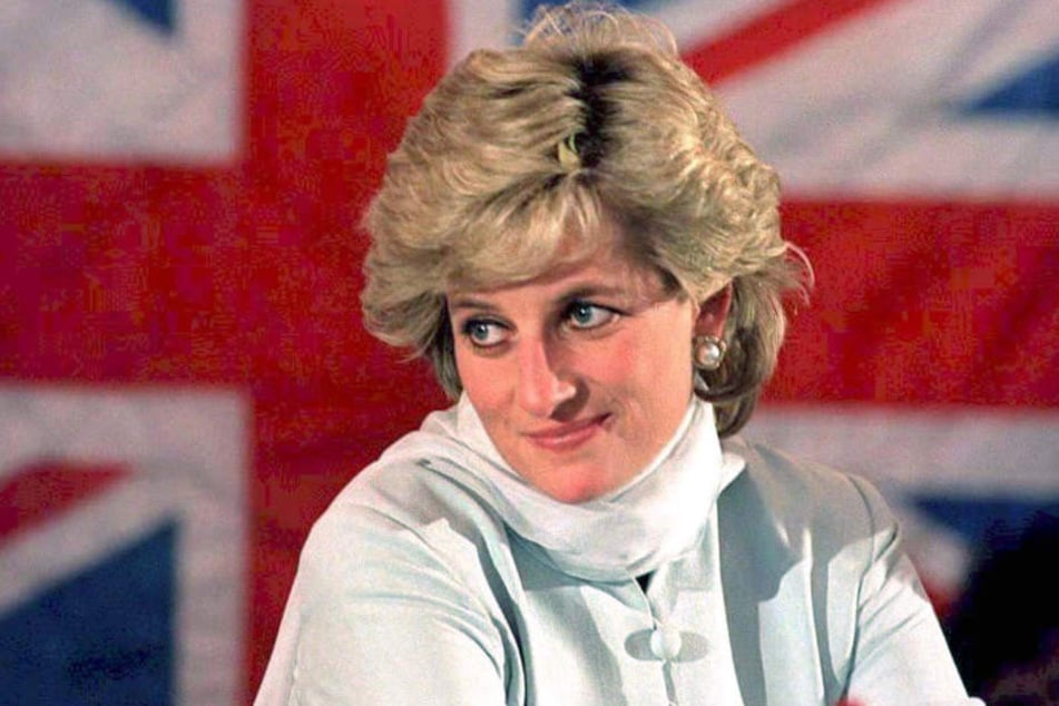 Prinzessin Diana 1996 vor der britischen Fahne in Pakistan.