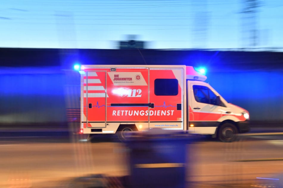 Das Opfer des Angriffs wurde schwer verletzt in ein Krankenhaus gebracht. (Symbolbild)