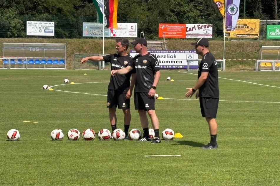 Trainer Thomas Stamm und seine Co-Trainer Manuel Klökler und Valentin Vochatzer (v.l.) bereiten die Einheit vor.