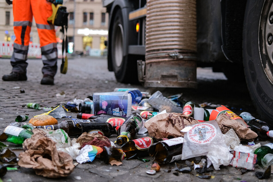 Wo viele Menschen feiern, wird auch viel Müll produziert. Die Stadt Köln will in diesem Jahr die Müllentsorgung noch enger takten.