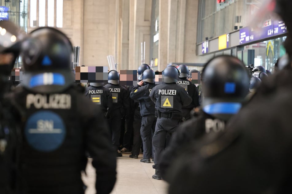 Die Bundespolizei nahm die St.-Pauli-Fans am Hauptbahnhof in voller Ausrüstung in Empfang.