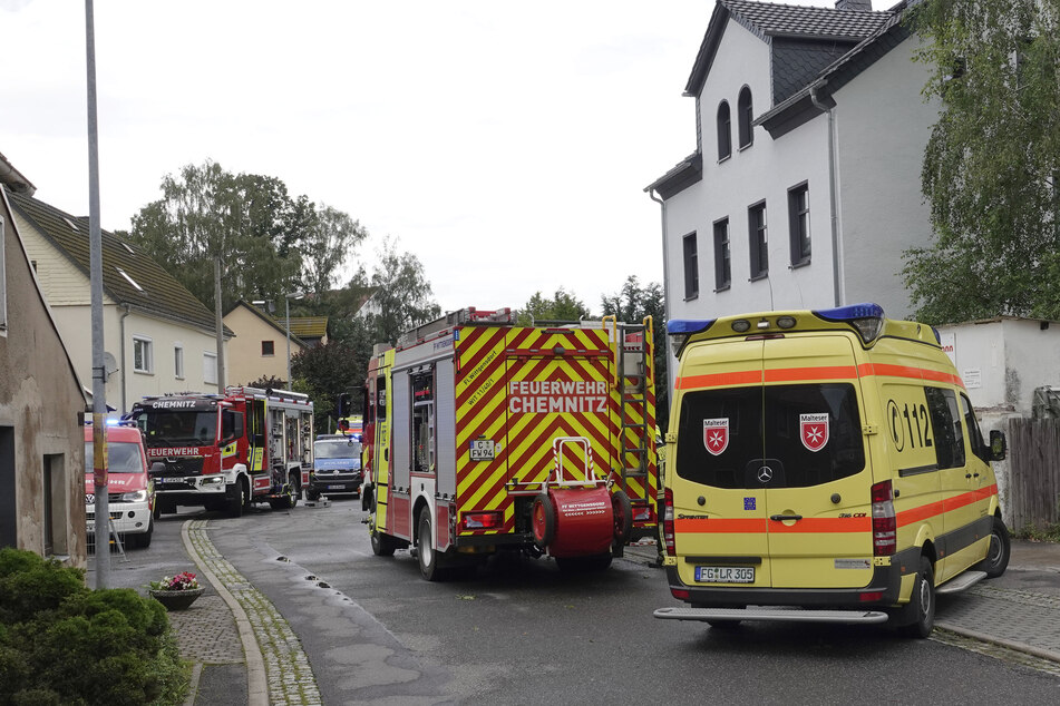 Feuerwehr, Rettungskräfte und Polizei waren am Freitagnachmittag in die Untere Hauptstraße in Chemnitz-Wittgensdorf geeilt.