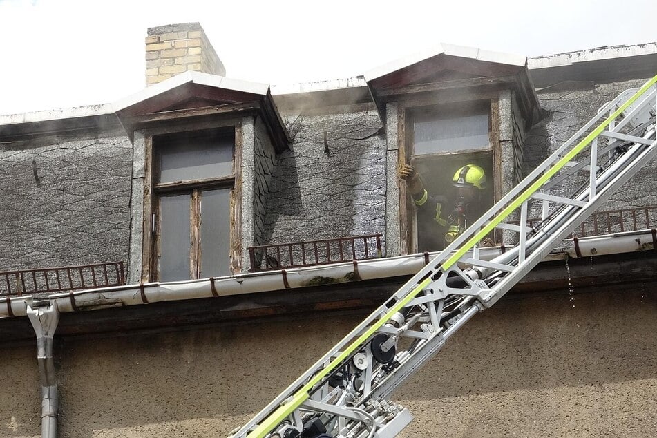 Die Feuerwehrkameraden wagten sich in das Haus.