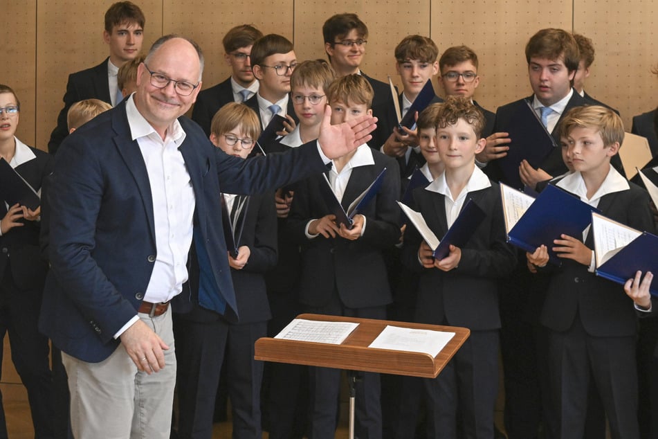Kreuzkantor Lehmann (49) mit einem Ensemble der Kruzianer.