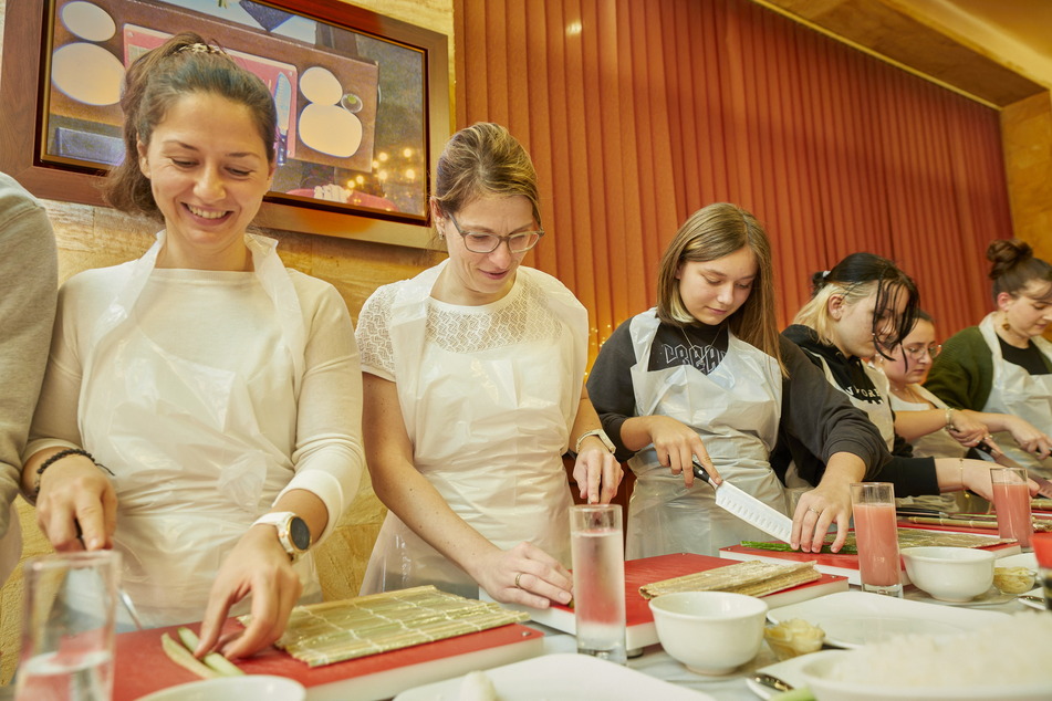 Beim Kurs lernen im Schnitt 30 Teilnehmer das 1x1 des Sushi-Rollens.