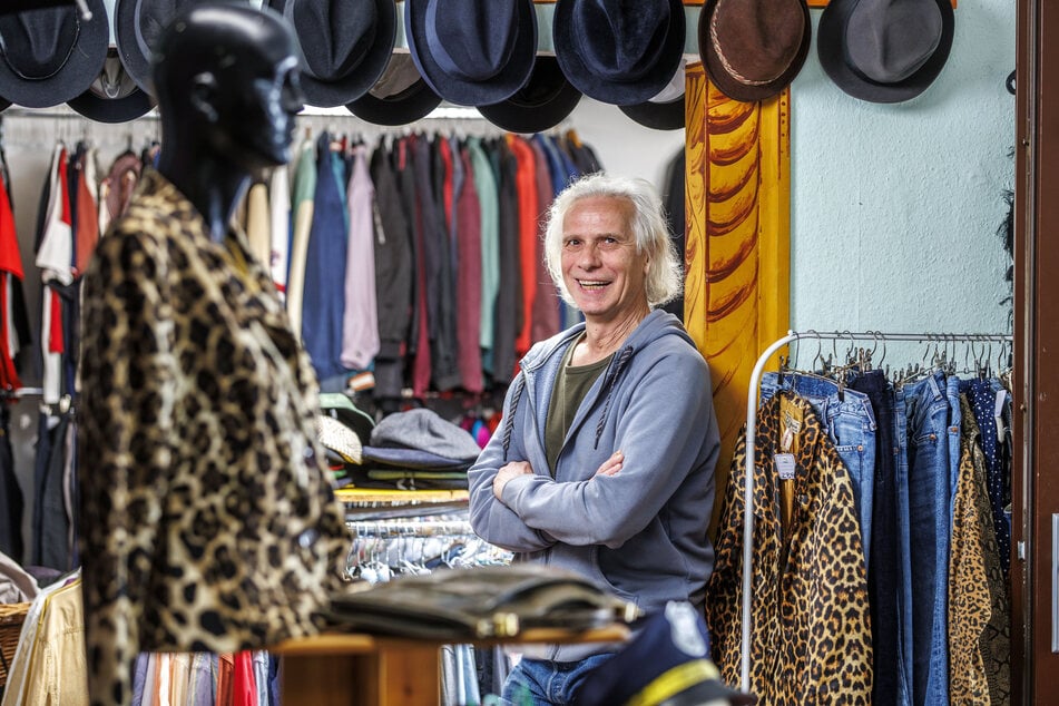 Secondhand im Trend: Seit drei Jahrzehnten schon verkauft Andreas Roppel (66) gebrauchte Klamotten in der Neustadt.