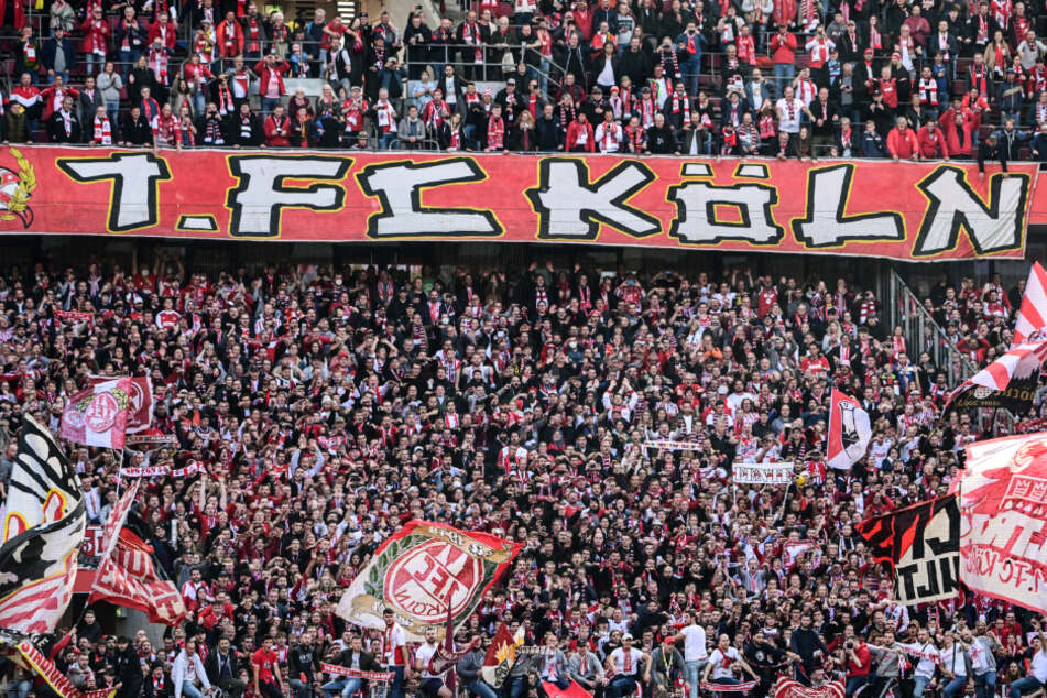 Die Fans des 1. FC Köln im heimischen RheinEnergie-Stadion in Köln.