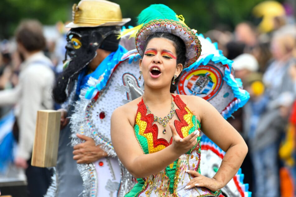 Bunt und schrill verkleidet wird beim Karneval der Kulturen gefeiert. In Berlin lockt das Event Millionen an.