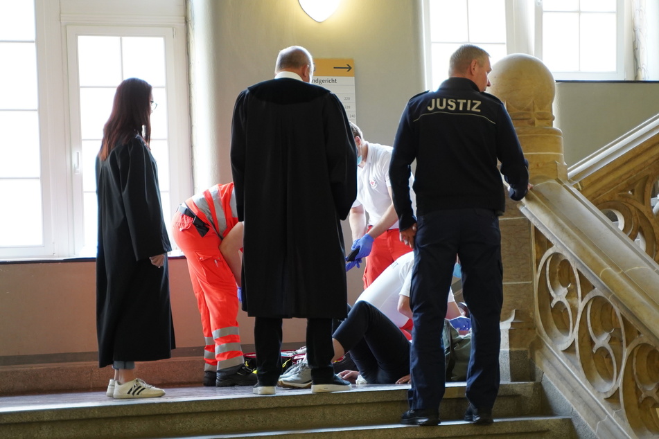 Die Zeugin der Anklage brach vor dem Saal zusammen, Sanitäter versorgten sie. Amtsrichter Dirk Hertle (59) erkundigte sich nach dem Zustand der Frau.