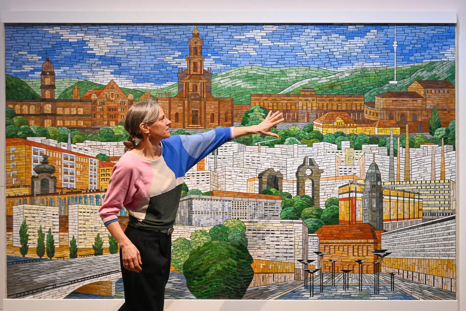 Die wissenschaftliche Leiterin Claudia Quiring (55) erklärt das Dresdner Stadtbild anhand einer 200 Kilogramm schweren Mosaik-Tafel.