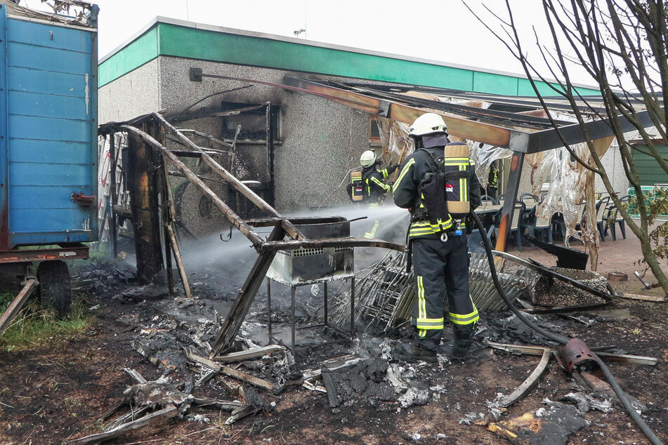 Neben der in Brand stehenden Gartenhütte wurden auch ein Anhänger und das Vordach des Vereinsheims beschädigt.