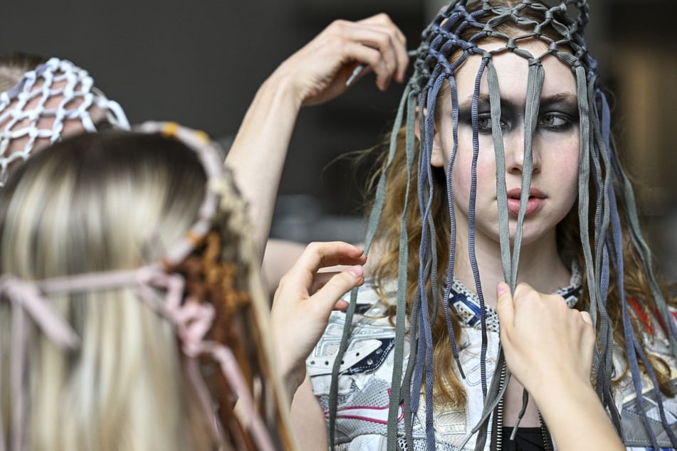 Auf der Fashion Week in Berlin präsentieren Models neueste Modetrends.