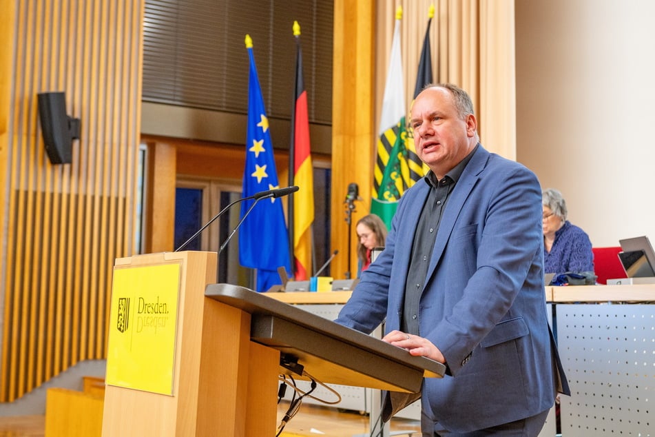 OB Dirk Hilbert (53, FDP) sprach eine gute halbe Stunde im Stadtrat - überzeugen konnte er die Wenigsten.