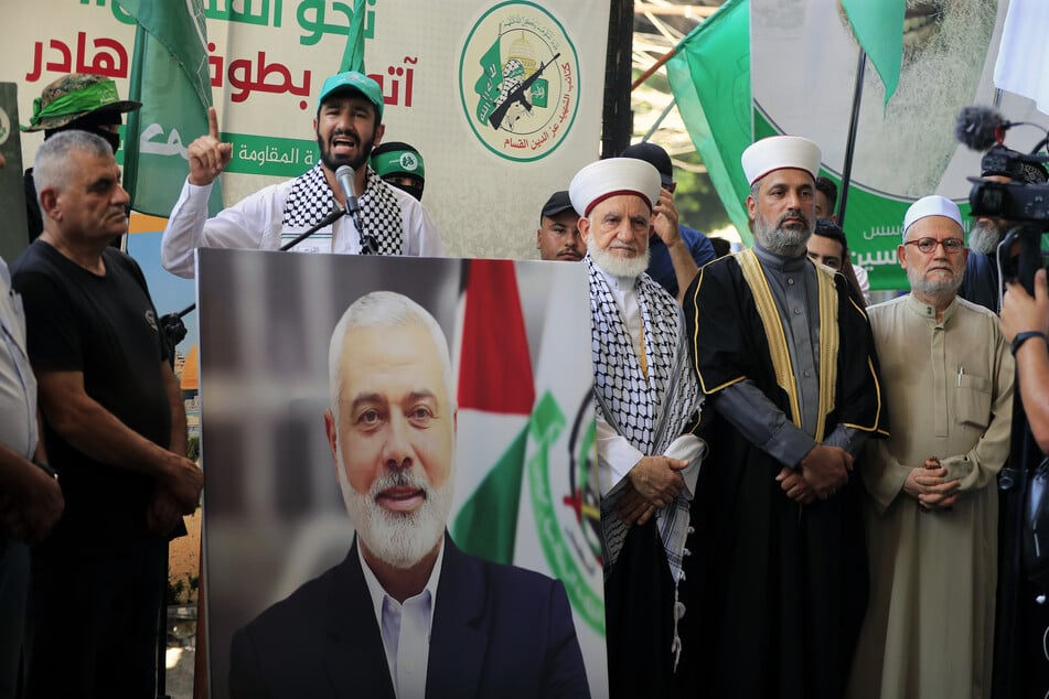 Anhänger der Hamas nahmen am Mittwoch an einer Demonstration zur Verurteilung der Tötung des politischen Hamas-Chefs Ismail Hanija teil.