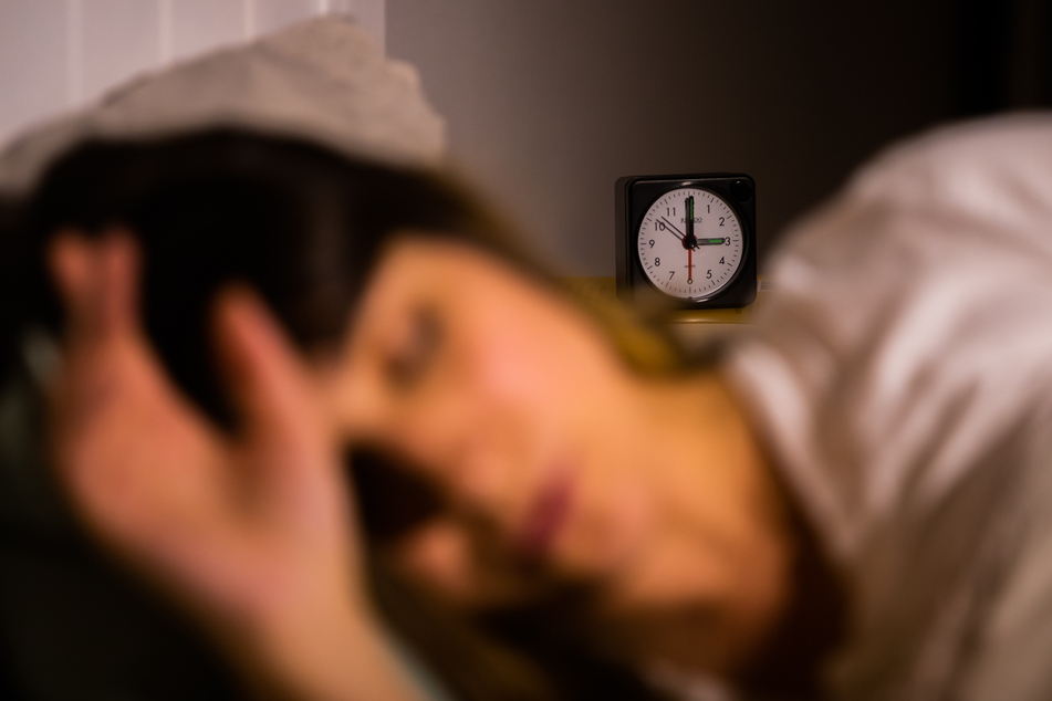 Viele Menschen schlafen immer schlechter und weniger, insbesondere weil sie noch spät auf Bildschirme von Handys, Laptops oder Fernsehern schauen. Dabei ist es wichtig, sich vor dem Schlafen zu entspannen. (Archivbild)