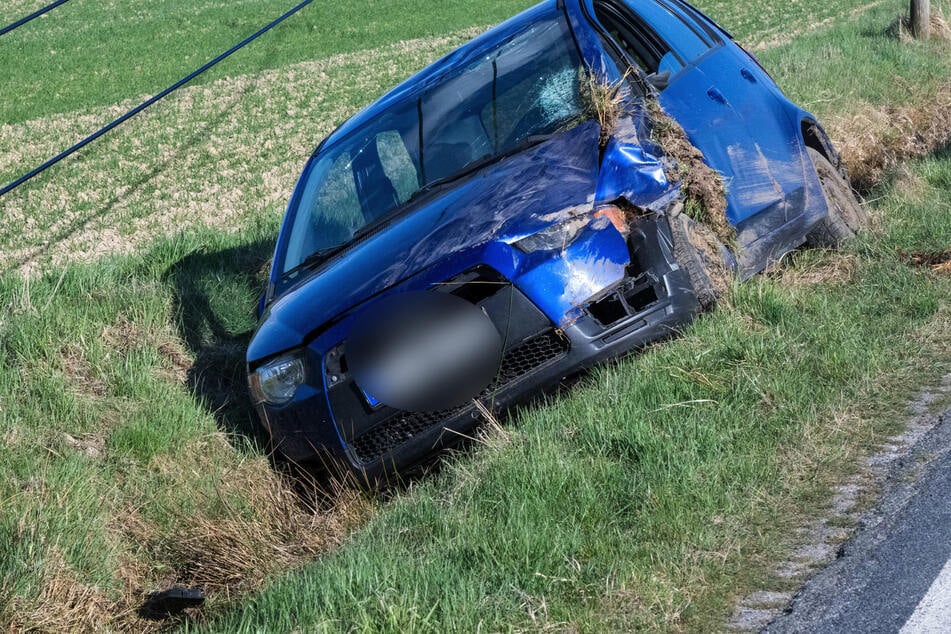 Eine Mitsubishi-Fahrerin ist bei Großhennersdorf von der Straße abgekommen.