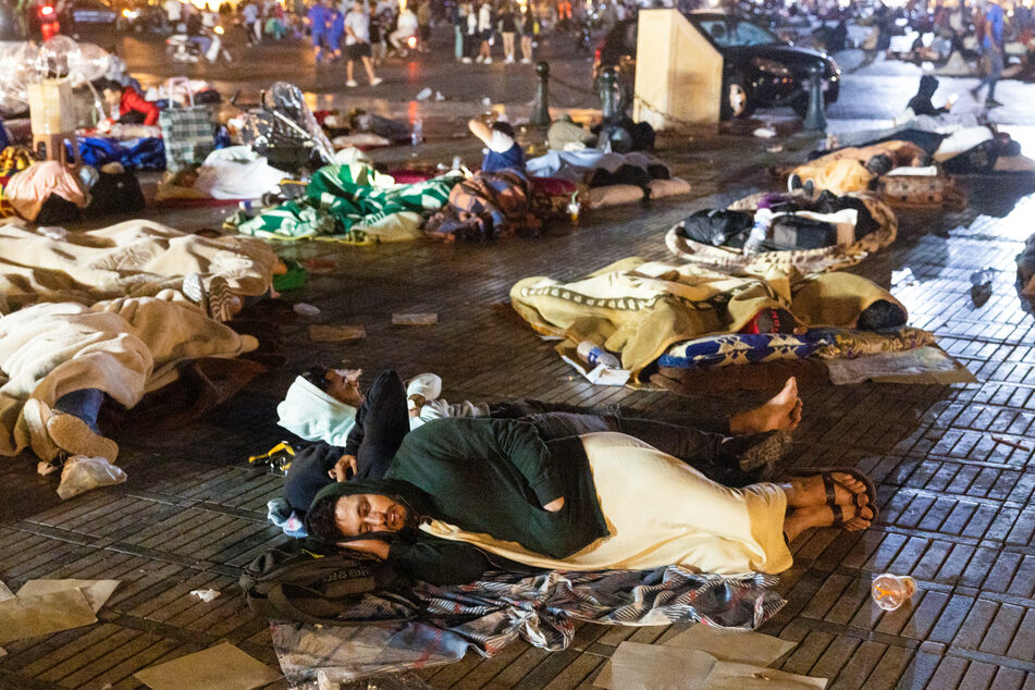 Einige Marokkaner übernachteten mitten auf der gepflasterten Straße.