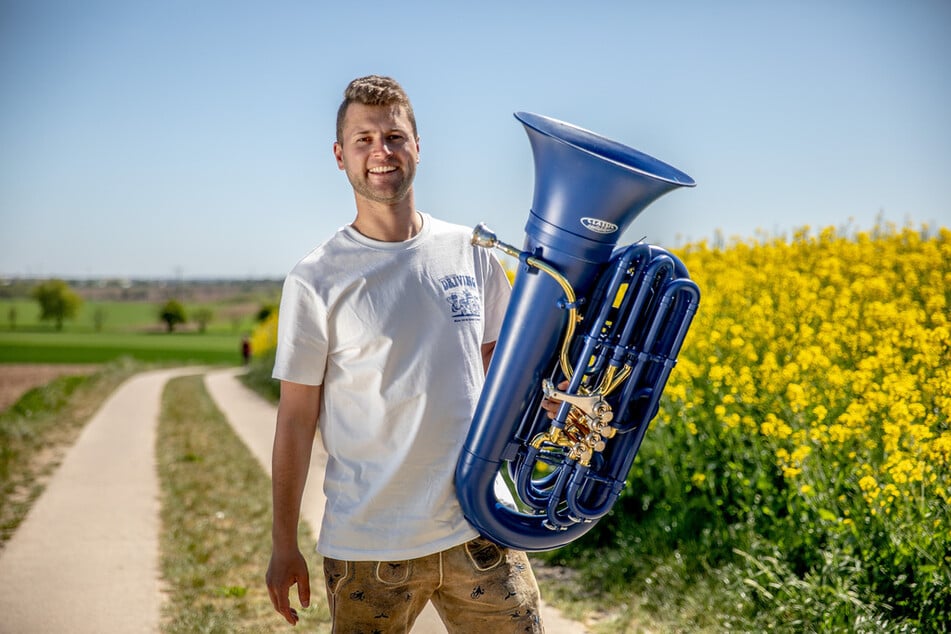 Micha Kible (29) mit seiner Tuba auf einem Feldweg in Brackenheim. Für ihn bedeutet Leben auf dem Land pures Glück.