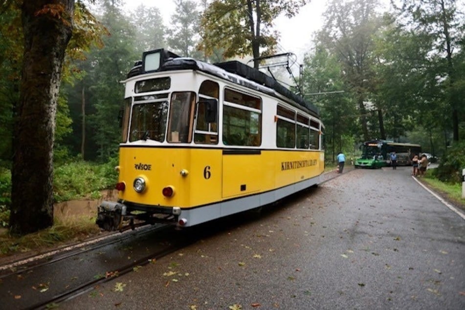 Die Kirnitzschtalbahn konnte aufgrund des Schadens an der Oberleitung nicht weiterfahren.