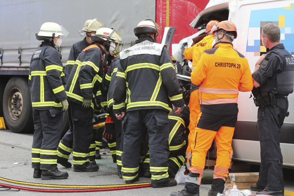 Feuerwehr und Rettungsdienst versorgen den Verletzten im Fahrzeug.