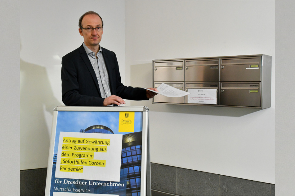 Dr. Robert Franke, Chef Wirtschaftsförderung, stellt Schilder für Anträge auf Soforthilfe wegen der Corona-Krise auf.