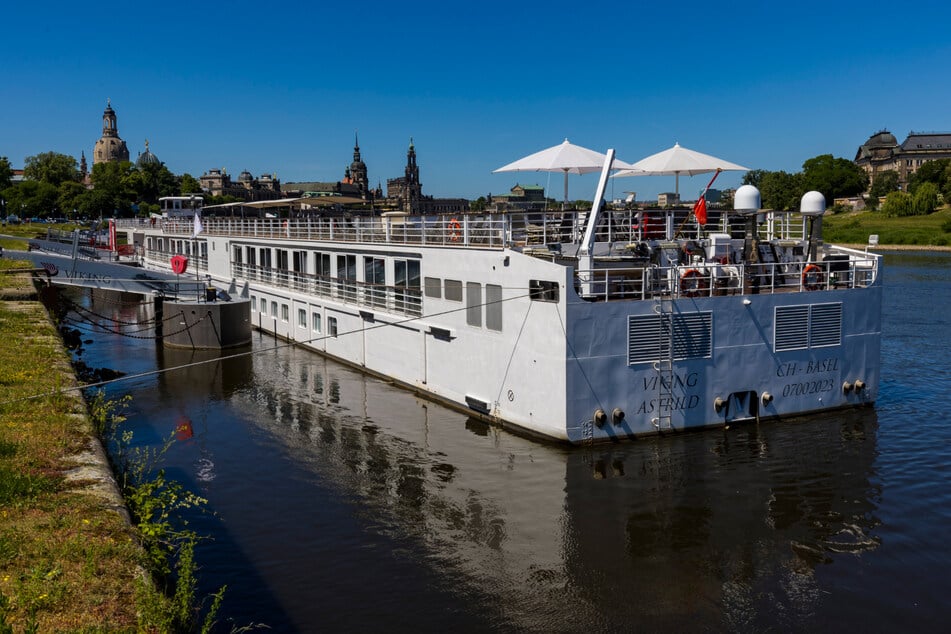Kommt nicht mehr weiter: Seit einer Woche muss das Flusskreuzfahrtschiff "Viking Astrild" (49 Schlafkabinen) Zwangspause in Dresden machen.