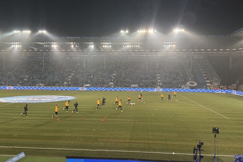 Dynamo kommt zum Aufwärmen auf den Rasen.