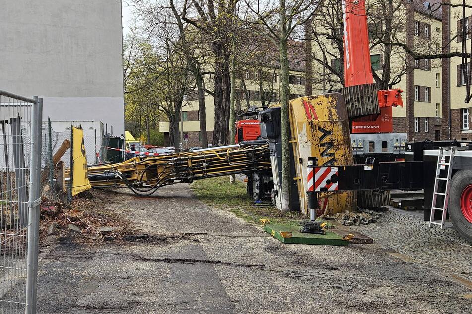 Der Bagger lag halb auf der Straße, halb auf dem Gehweg.
